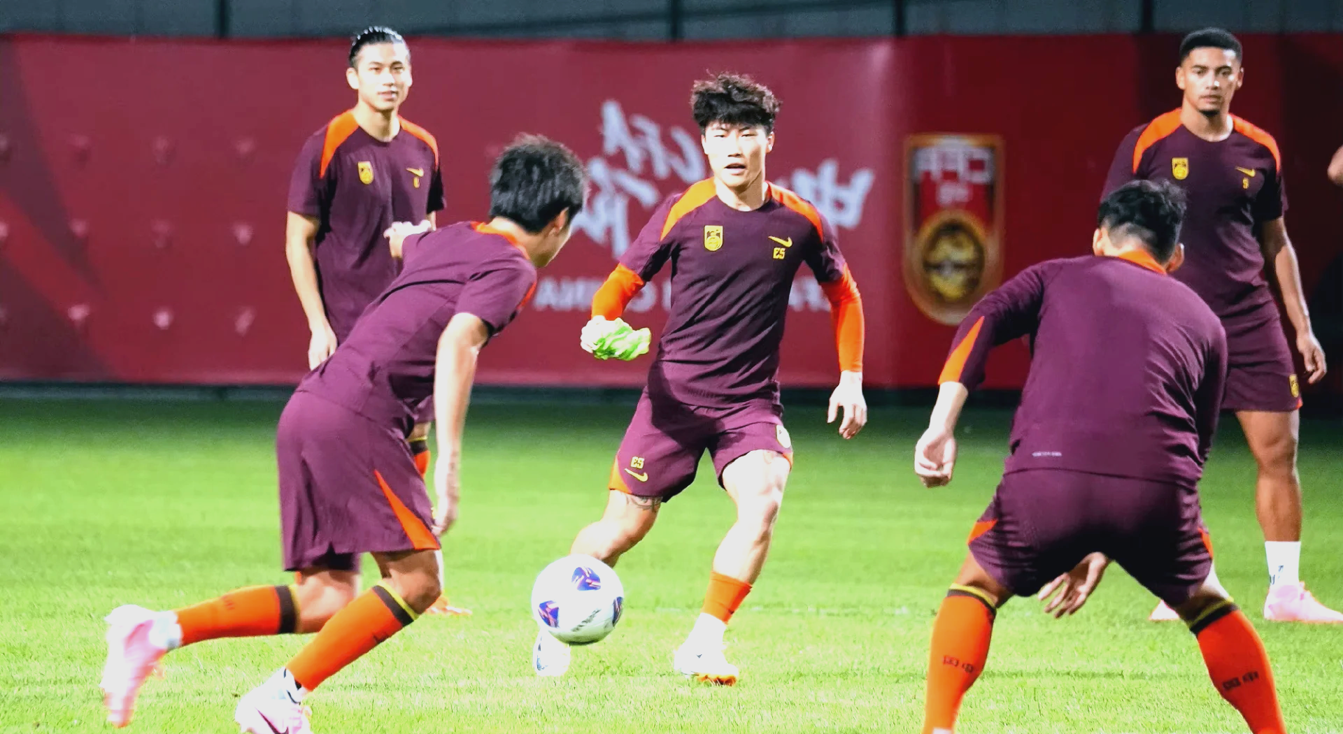 包含国家队备战世界杯，高强度训练备战大比赛的词条