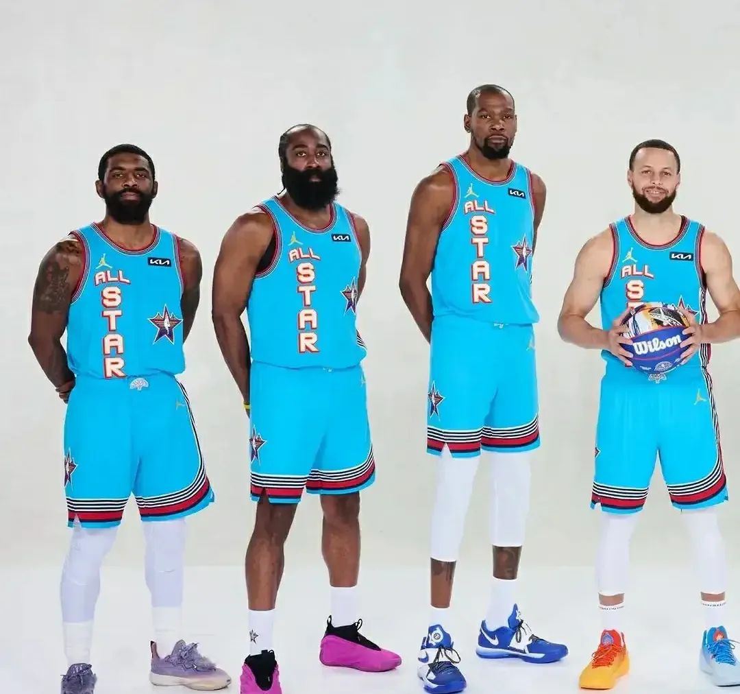 超级球星合体组队，勇夺职业赛点亮全场的简单介绍